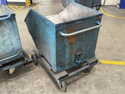 2 tipping containers - Image 7