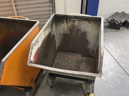 4 tipping containers - Image 3