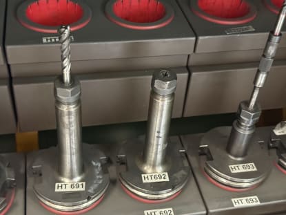 24 Stk. SK50 Werkzeugaufnahmen mit Werkzeugen - Image 5