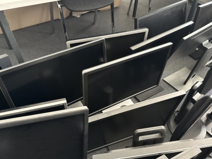 55 screens/monitors - Image 10