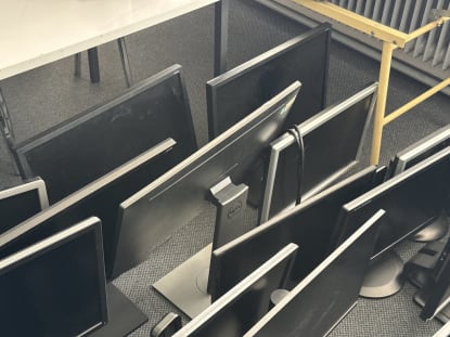 55 screens/monitors - Image 12