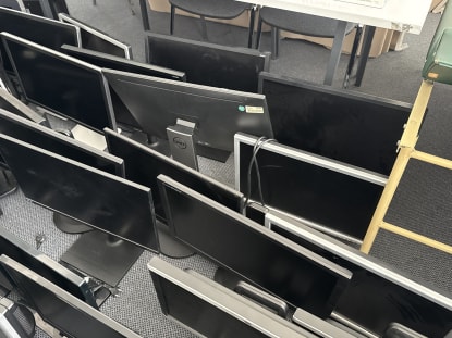55 screens/monitors - Image 15