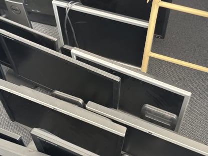55 screens/monitors - Image 16