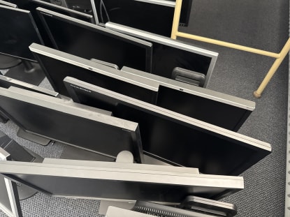 55 screens/monitors - Image 17