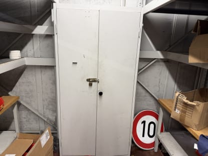 Lot of 5 Metal Cabinets / Lockers - Image 3