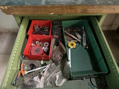 Werkbank mit Schubladenschrank inkl. Inhalt und Werkstattstuhl - Image 7