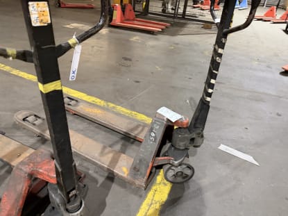 4 Pallet Trucks - Image 6