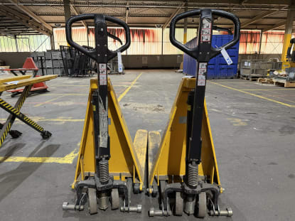 STAPLER PLUS Hand Pallet Truck - Image 2