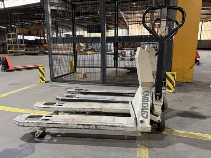 CROWN Hand Pallet Truck with scale - Image 5