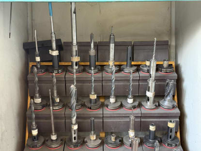 Tool cabinet with tools - Image 3