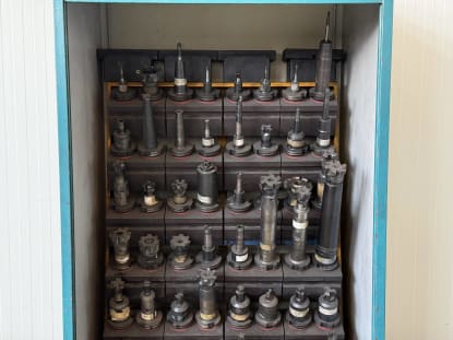 Tool cabinet with tools - Image 3