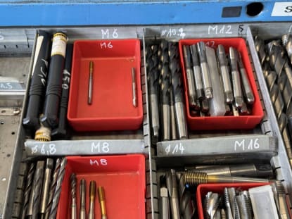 Drawer cabinet with contents - Image 5