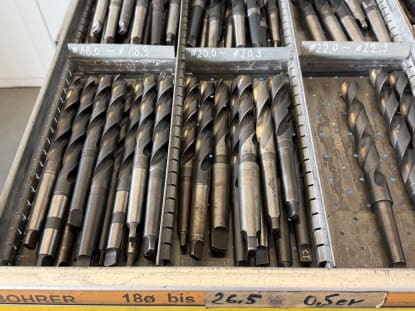 Schubladenschrank mit Werkzeugen - Image 13