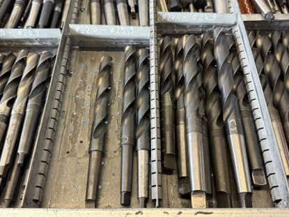 Drawer cabinet with tools - Image 16