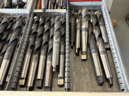 Drawer cabinet with tools - Image 17