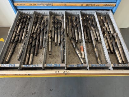 Drawer cabinet with tools - Image 19