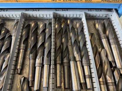 Drawer cabinet with tools - Image 22