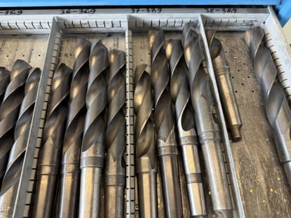 Drawer cabinet with tools - Image 27