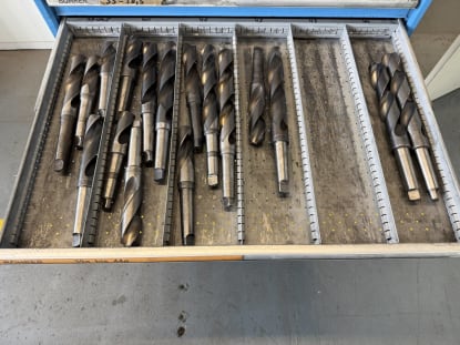 Drawer cabinet with tools - Image 29