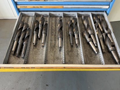 Drawer cabinet with tools - Image 32