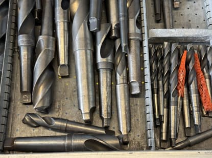 Drawer cabinet with tools - Image 56