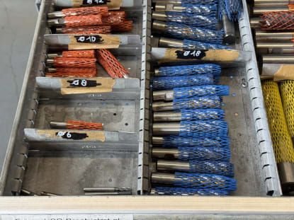 Drawer cabinet with contents - Image 20