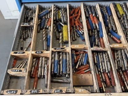 Drawer cabinet with contents - Image 28