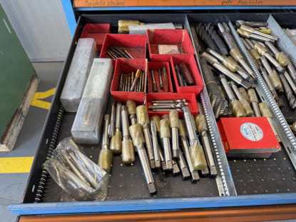 Drawer cabinet with tools - Image 4