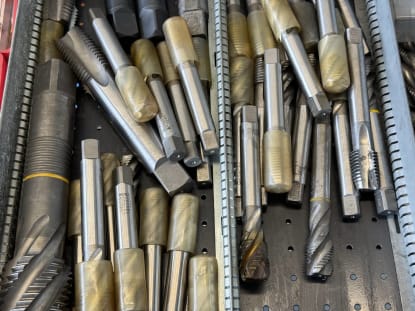 Drawer cabinet with tools - Image 9