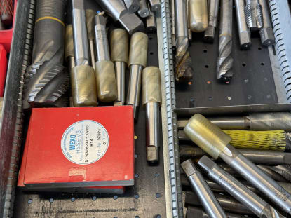 Drawer cabinet with tools - Image 10