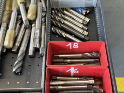 Schubladenschrank mit Werkzeugen - Image 13