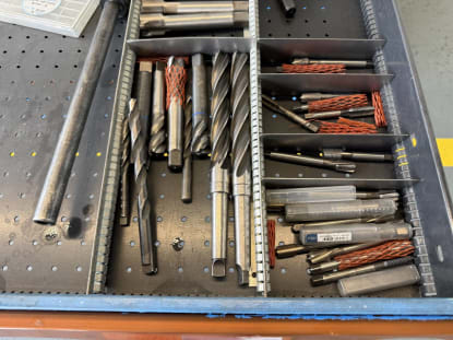 Drawer cabinet with tools - Image 16
