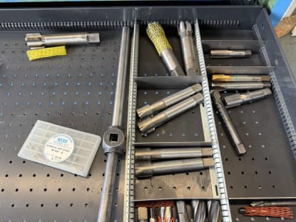 Drawer cabinet with tools - Image 17