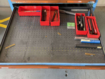 Drawer cabinet with tools - Image 18
