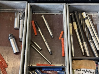 Drawer cabinet with tools - Image 23