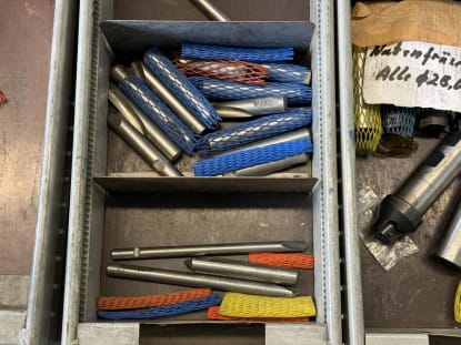 Drawer cabinet with tools - Image 24