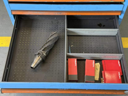 Drawer cabinet with tools - Image 29