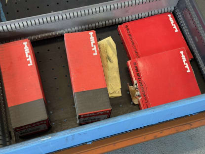 Drawer cabinet with tools - Image 31