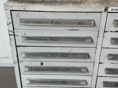 Schubladenschrank mit Spiralbohrern - Image 2