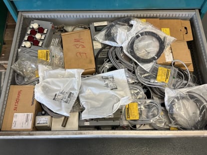 Schubladenschrank mit Inhalt - Image 47