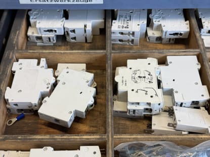 Drawer cabinet with contents - Image 6