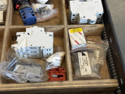 Drawer cabinet with contents - Image 9
