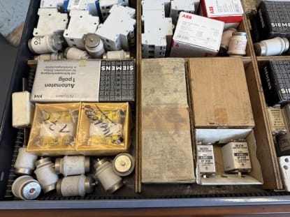 Schubladenschrank mit Inhalt - Image 11