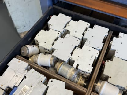 Drawer cabinet with contents - Image 13