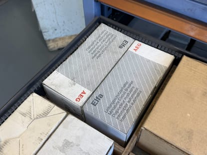 Drawer cabinet with contents - Image 21
