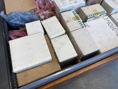 Drawer cabinet with contents - Image 32