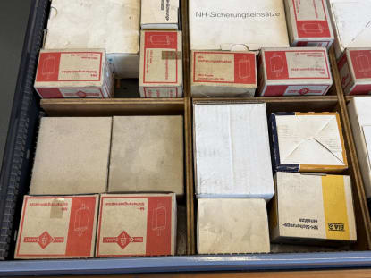 Schubladenschrank mit Inhalt - Image 42
