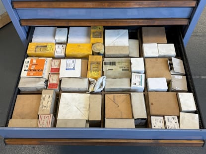 Schubladenschrank mit Inhalt - Image 51