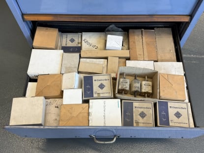 Schubladenschrank mit Inhalt - Image 61