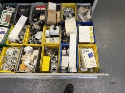 Schubladenschrank mit Inhalt - Image 24